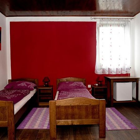 Guesthouse Pink Panther Udbina Exterior foto