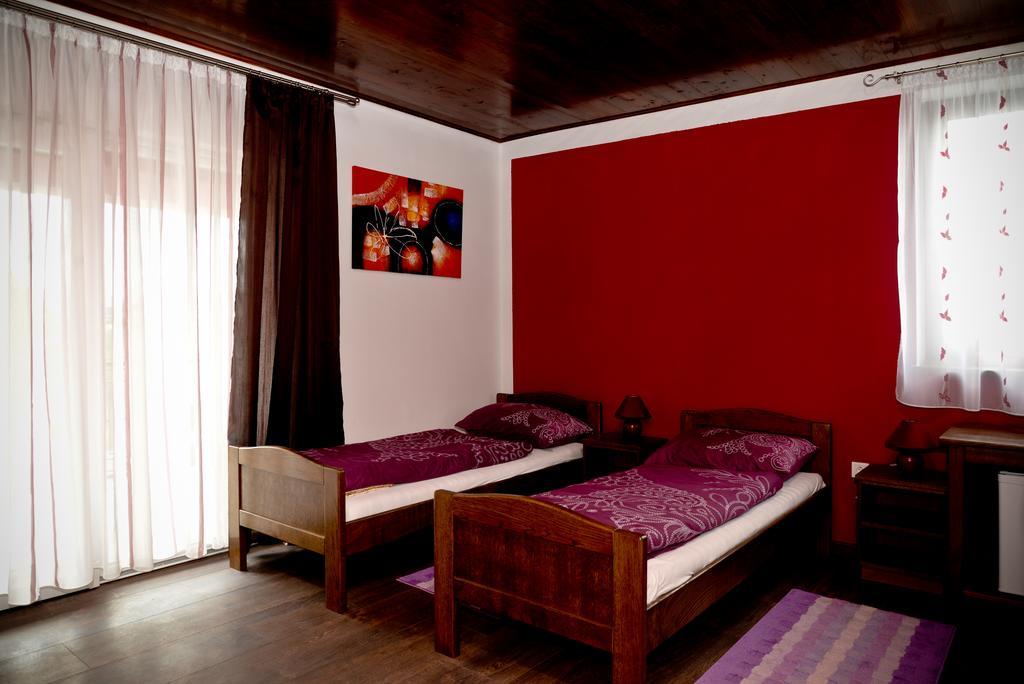 Guesthouse Pink Panther Udbina Quarto foto