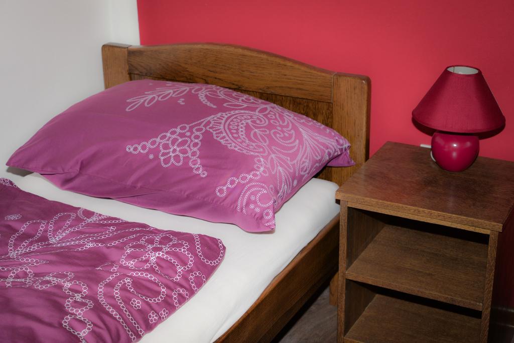 Guesthouse Pink Panther Udbina Quarto foto