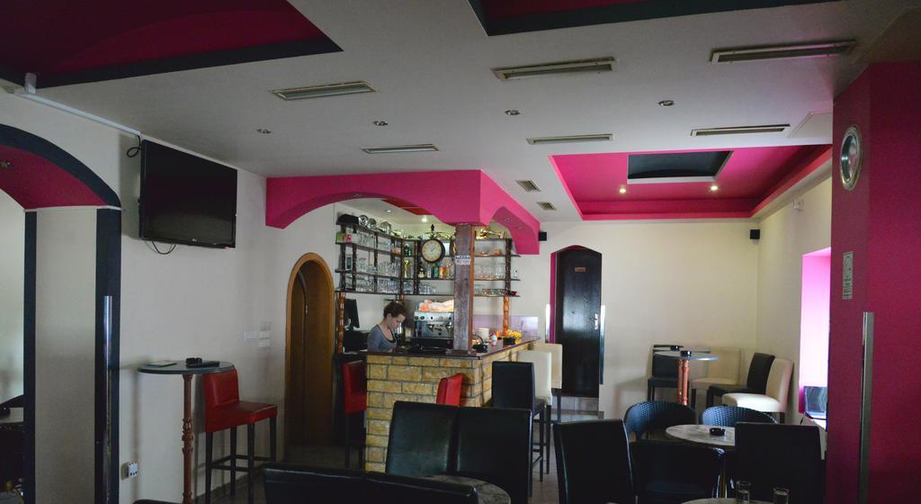 Guesthouse Pink Panther Udbina Exterior foto