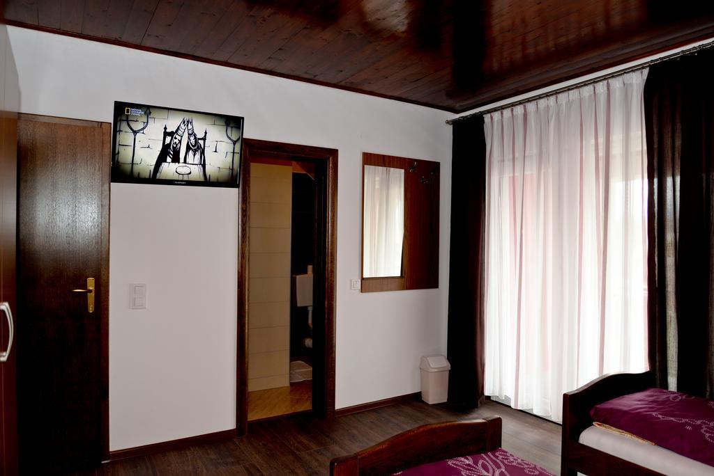 Guesthouse Pink Panther Udbina Exterior foto